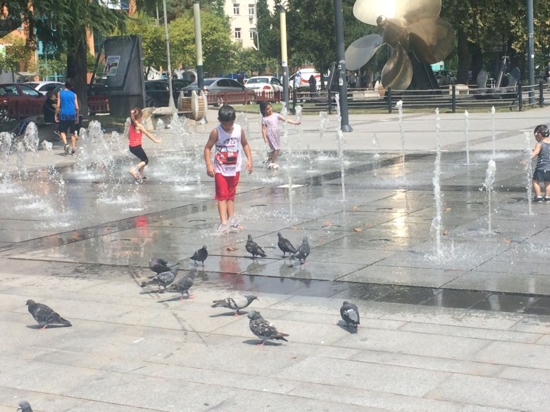 Anıtpark’ta çocuklar serinlemek için kendilerini süs havuzuna atıyor