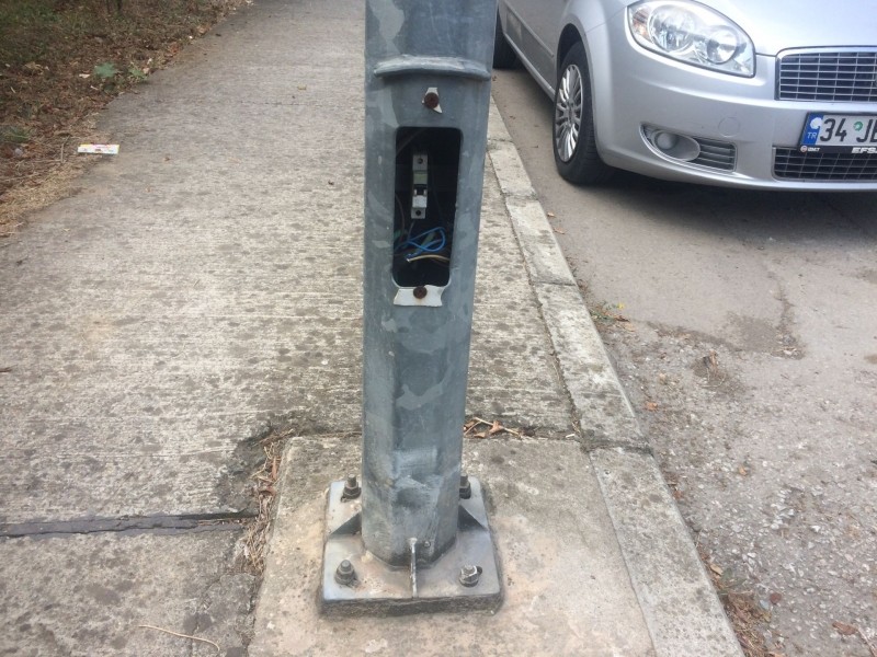 Açık bırakılan elektrik kabloları ne zaman onarılacak?