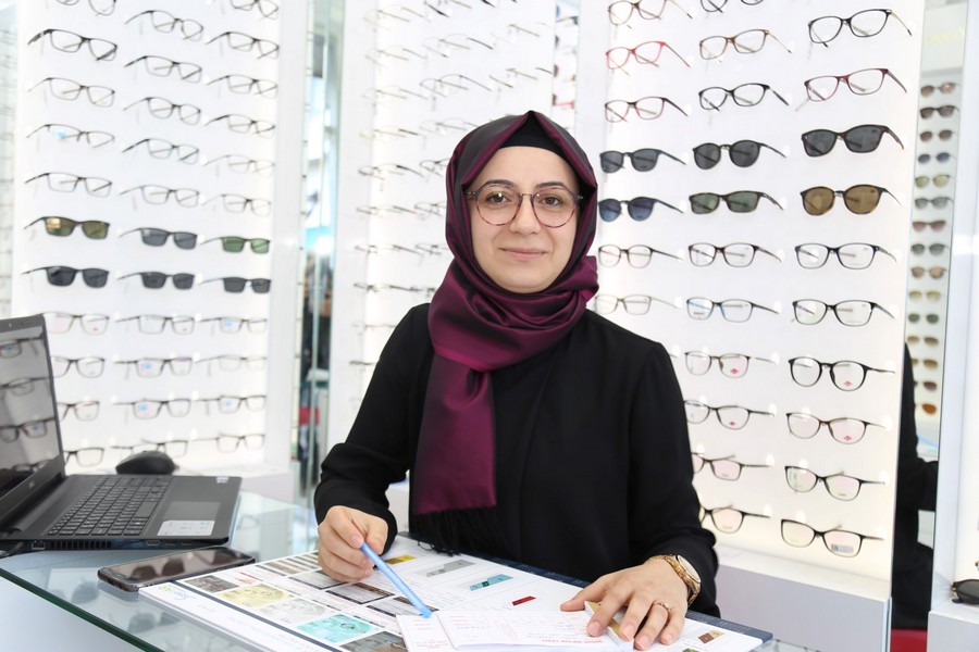 KO-MEK’le hayallerine kavuştu  GÖLCÜK’TE OPTİK DÜKKANI AÇTI