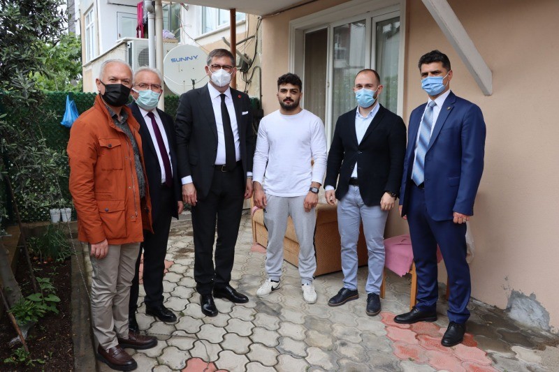 CHP Kocaeli, Avrupa Şampiyonu Gölcüklü Milli Güreşçi Ramazan Sarı’yı ziyaret etti