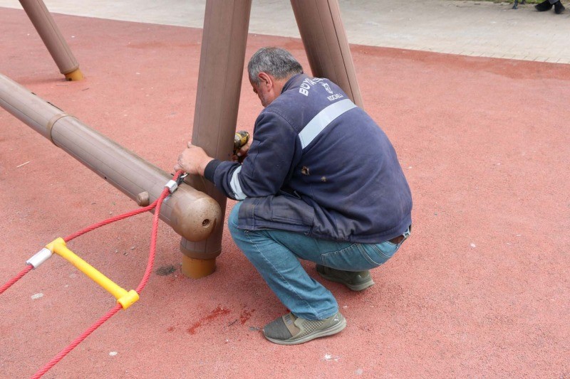 Çocuklar gönüllerince eğlensinler diye parklar onarılıyor