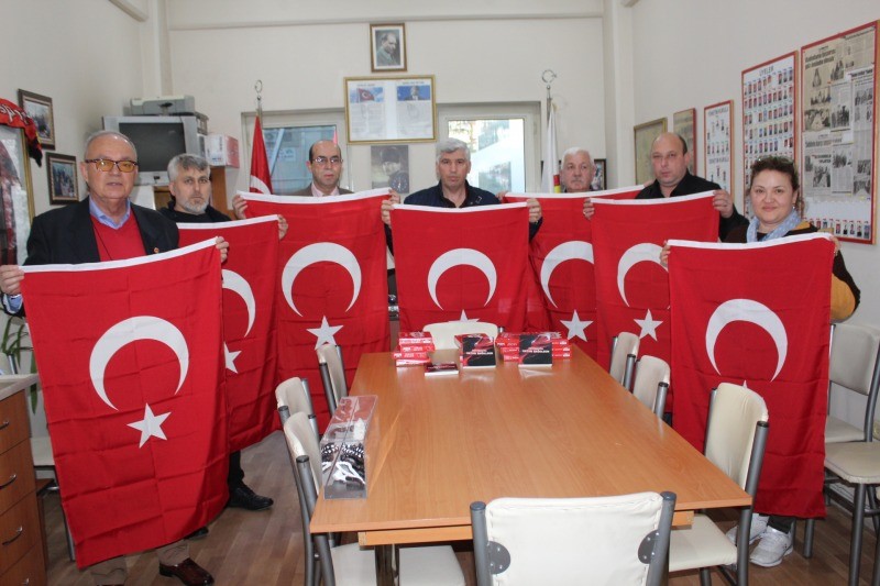Es Eslerden Gölcük halkına anlamlı çağrı BAYRAKSIZ EV VE İŞYERİ KALMASIN