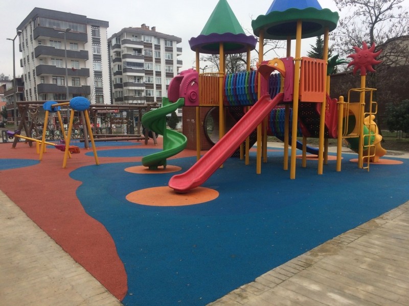 İlçemizdeki çocuk parklarının zemini yenileniyor