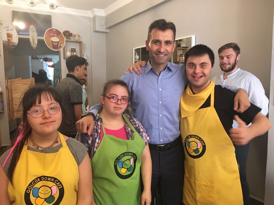 AK Parti İlçe Teşkilatı Down Cafe’yi ziyaret etti