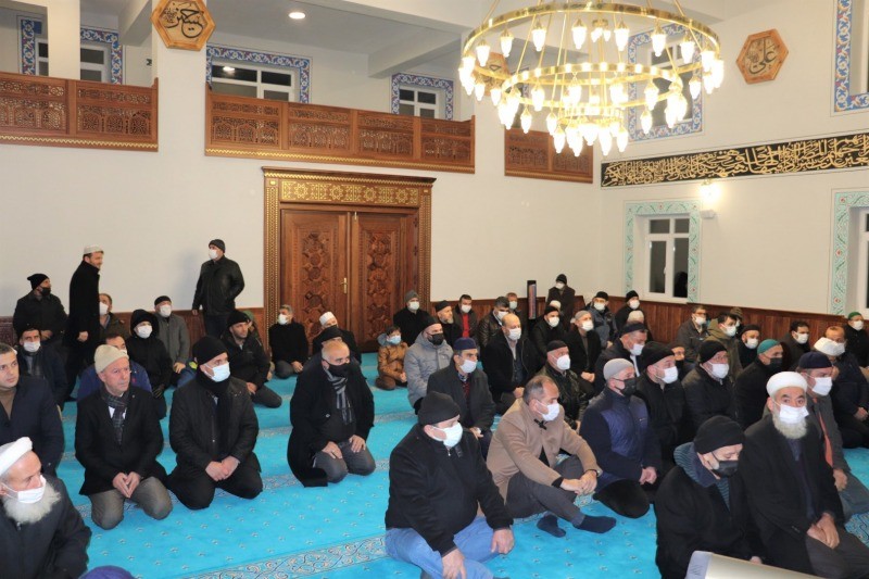 Büyükşehir’in desteğiyle Kartepe’de yapılan cami ibadete açıldı