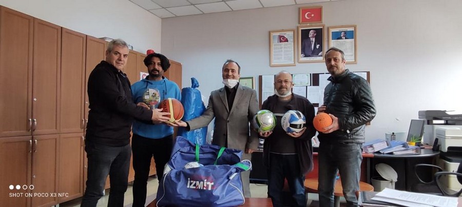 İzmit Belediyesi, İnkılap Ortaokulu’na SPOR MALZEMESİ DESTEĞİ SAĞLADI