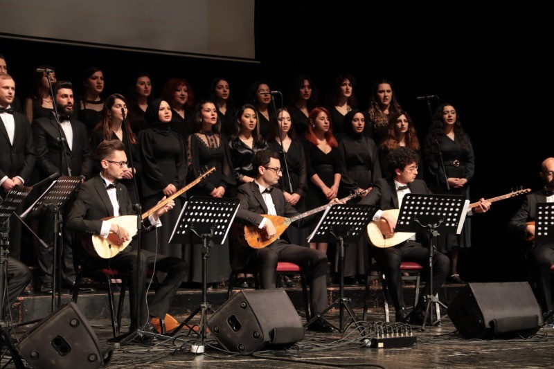 İZMİT BELEDİYESİ TÜRK HALK MÜZİĞİ KOROLARI İLK KONSERİYLE DİNLEYİCİLERİ BÜYÜLEDİ