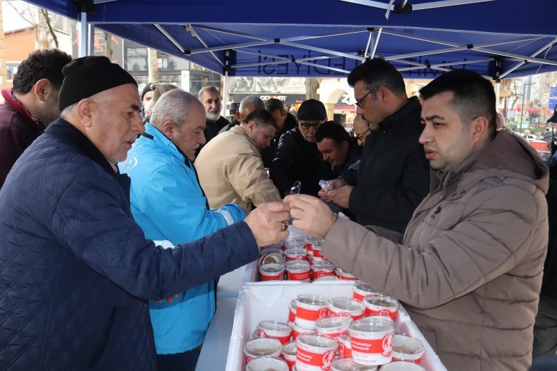 İzmit Belediyesi Yahya Kaptan anısına Helva dağıttı