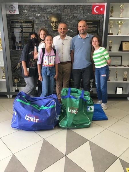 İZMİT BELEDİYESİNDEN 2 OKULA SPOR MALZEMESİ DESTEĞİ