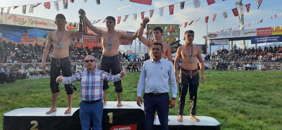 İZMİTLİ GÜREŞÇİLER, ANTALYA’DAN MUTLU DÖNDÜ