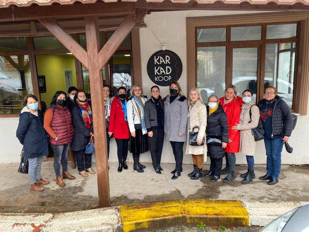 İYİ Partili Kadınlar Kartepe’yi karış karış gezdi