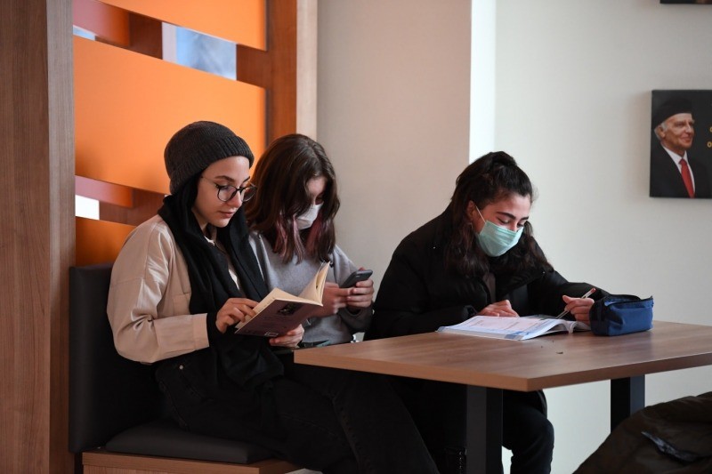 KARTEPE GENÇ AKADEMİ’NİN KÜTÜPHANESİ GENÇLERLE DOLUYOR