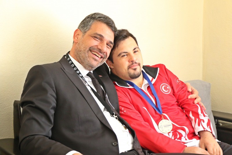 KOCAMAN ŞAMPİYONU EVİNDE ZİYARET ETTİ
