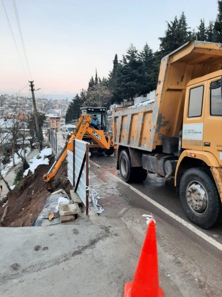 Kaldırımda oluşan toprak kaymasına Büyükşehir’den acil müdahale