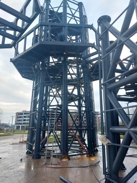 Kartepe Kent Meydanı Camii’ne Çelik Minare