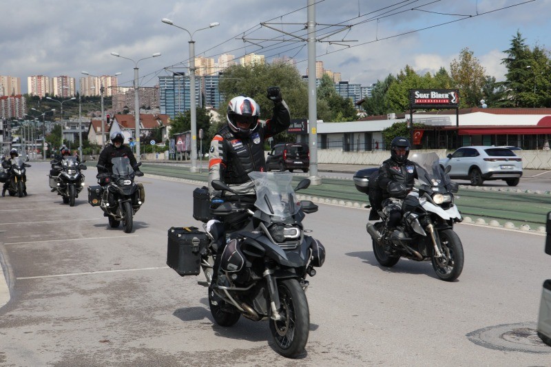 Kıtalararası Yolculuk Yapan Motosikletçiler  İZMİT BELEDİYESİNİN MİSAFİRİ OLDULAR