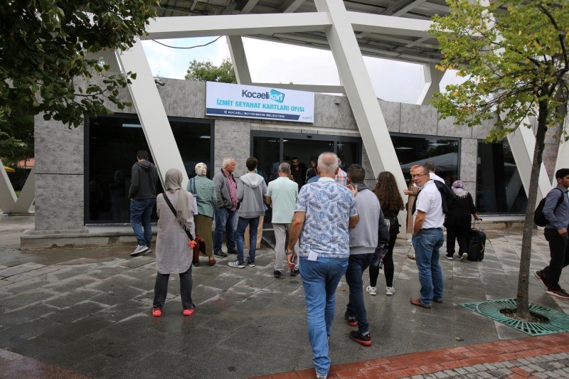 Yeni Seyahat Kartları Ofisine ilk günde yoğun ilgi oldu