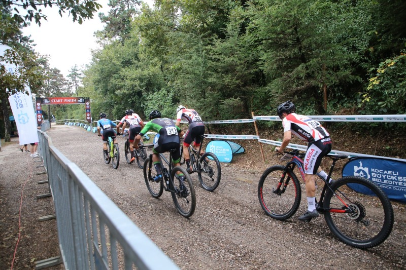 Kocaeli’de Uluslararası Dağ Bisikleti Kupası Yarışları start aldı