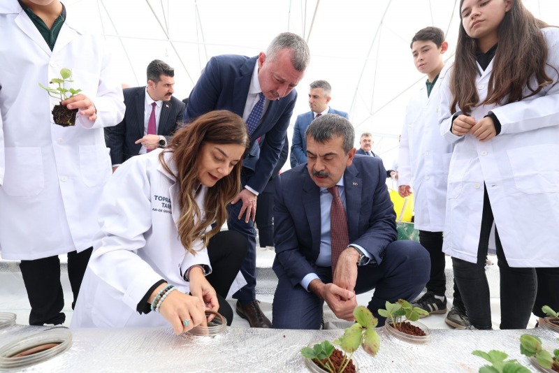 Kocaeli’de öğrenciler topraksız tarım Ar-Ge serasında çilek yetiştiriyor
