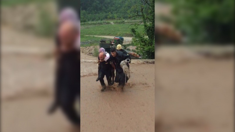 Köpeği ile mahsur kaldı, ekipler sırtında taşıdı