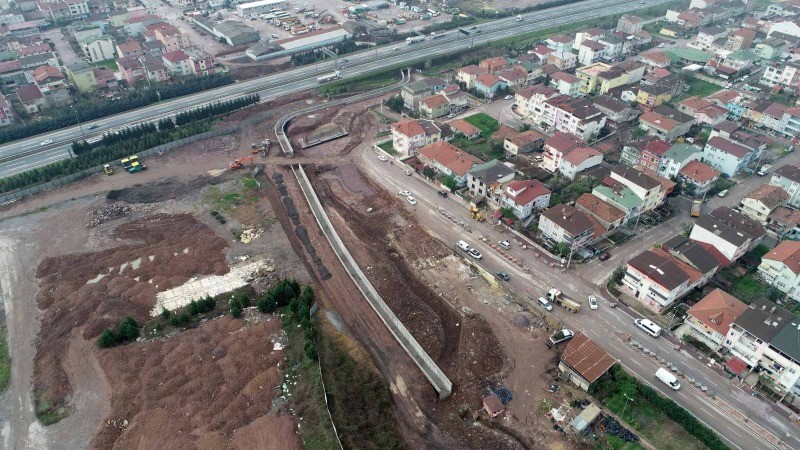 Körfez’de otoyol geçiş köprüsü yapımı devam ediyor
