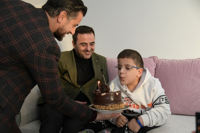 Başkan Özlü’den Engelli Kardeşine Doğum Günü Sürprizi