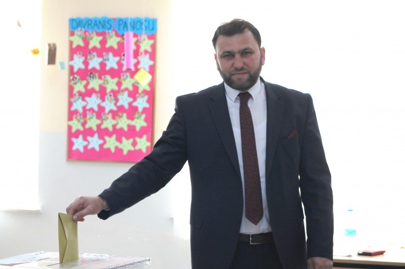 SP İlçe Başkanı Mustafa Özsoy, oyunu Halıdere İlkokulu’nda kullandı