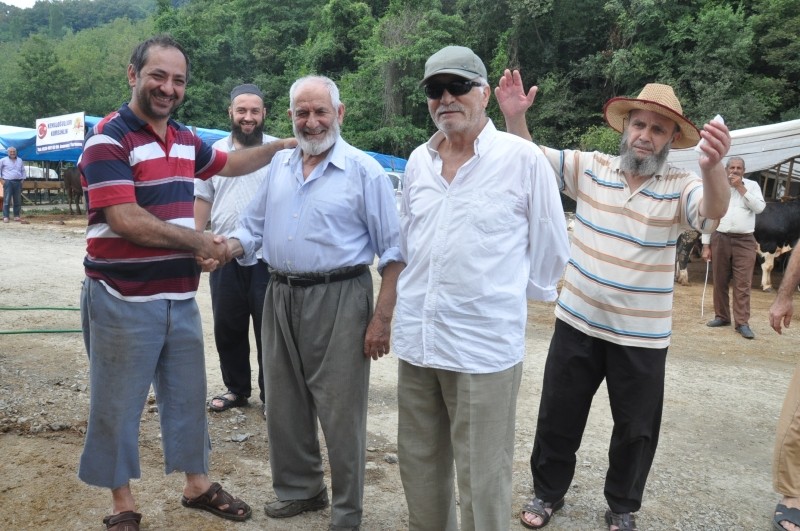 Kurban Bayramı öncesinde fiyatlar el yakıyor  HAYVAN PAZARI GEÇ KURULDU