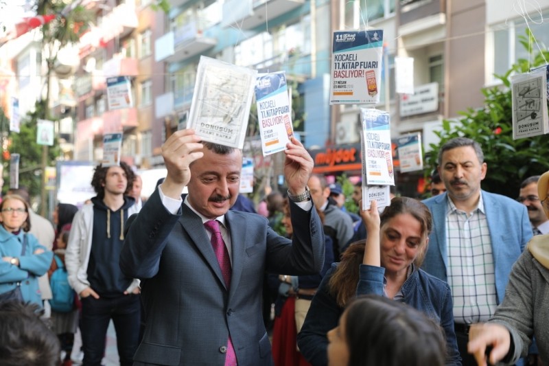 Ağaçlardan 3 bin kitap 3 dakikada toplandı