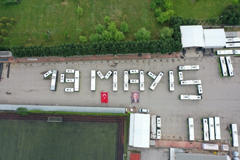 Otobüslerden 19 Mayıs Koreografisi