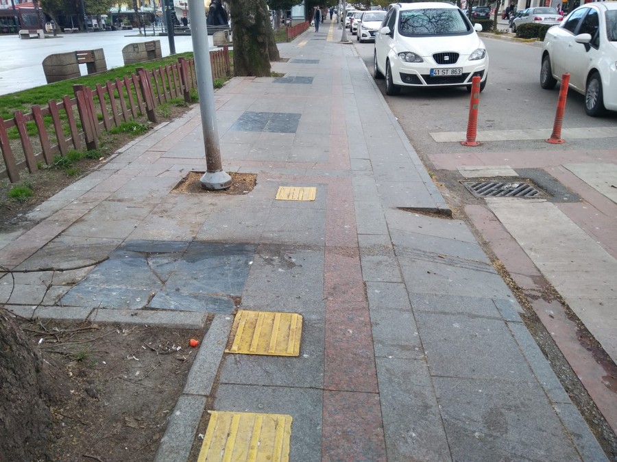Kılavuz yolu parçalarının eksik olmasına  VATANDAŞLARDAN SERT TEPKİ