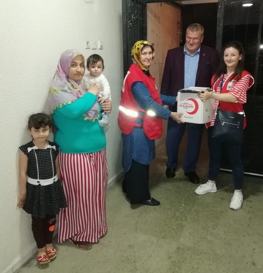 Kızılay Gölcük Şubesi, Ramazan Ayı’nda da  İHTİYAÇ SAHİPLERİNİN YANINDA
