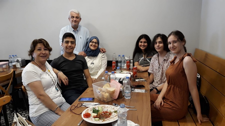 Atatürk Anadolu Lisesi öğrencileri Nurettin ağabeylerine  YEMEK ISMARLADI