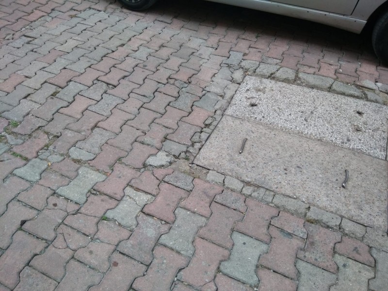 Bayraktar Sokak’ta yolun görüntüsü dikkat çekiyor