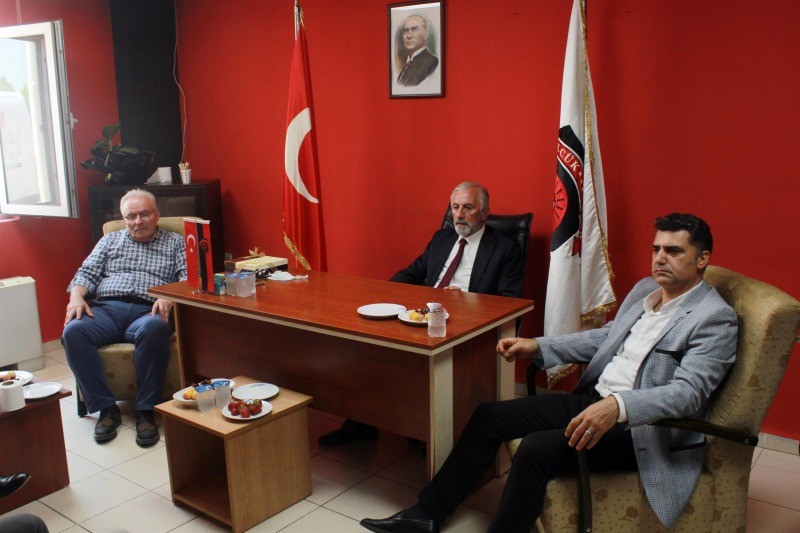 CHP’den Gölcükspor’a hayırlı olsun ziyareti ‘BU TAKIM HAKETTİĞİ YERE ÇIKACAK’