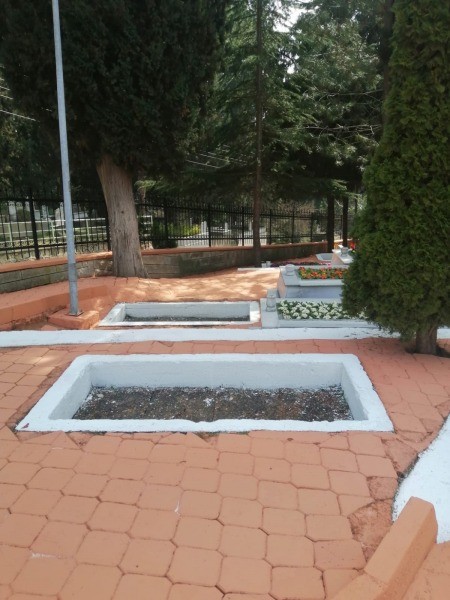 Şehitlikler çiçek açtı