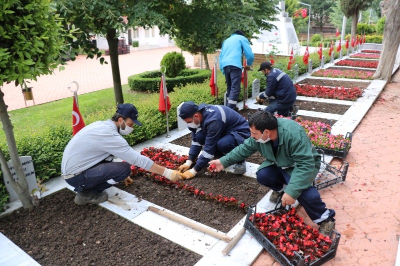 Kocaeli’de Şehitlikler çiçek açtı
