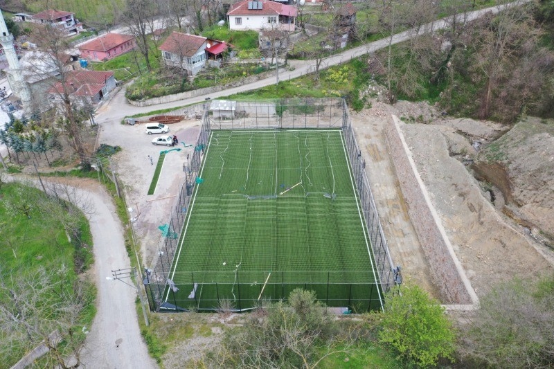 Büyükşehir’den Gölcük köylerine futbol sahası