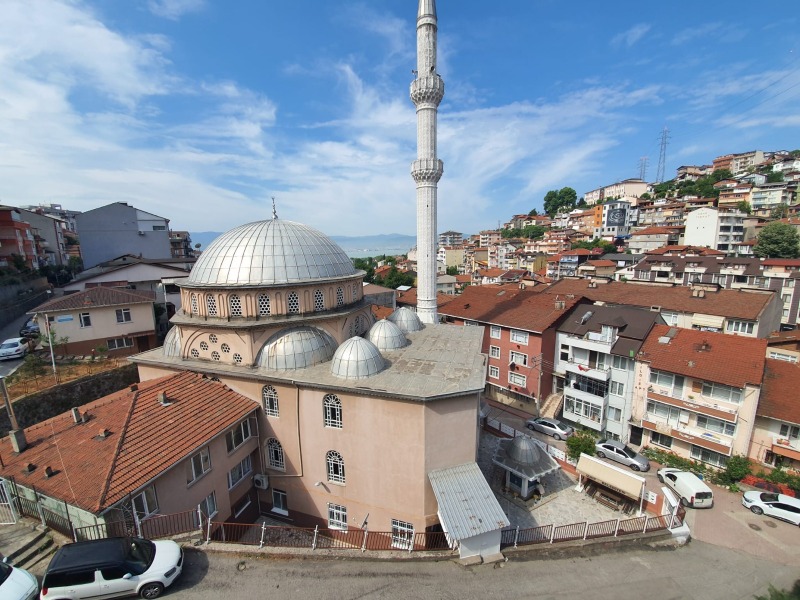Vatandaşlar istedi, Başkan Büyükakın talimat verdi; EVLİYA ÇELEBİ CAMİİ’NE KUBBE VE PENCERE TADİLATI