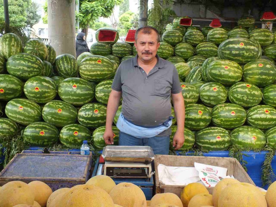 Çarşamba pazarında fiyatlar vatandaşların yüzünü güldürdü