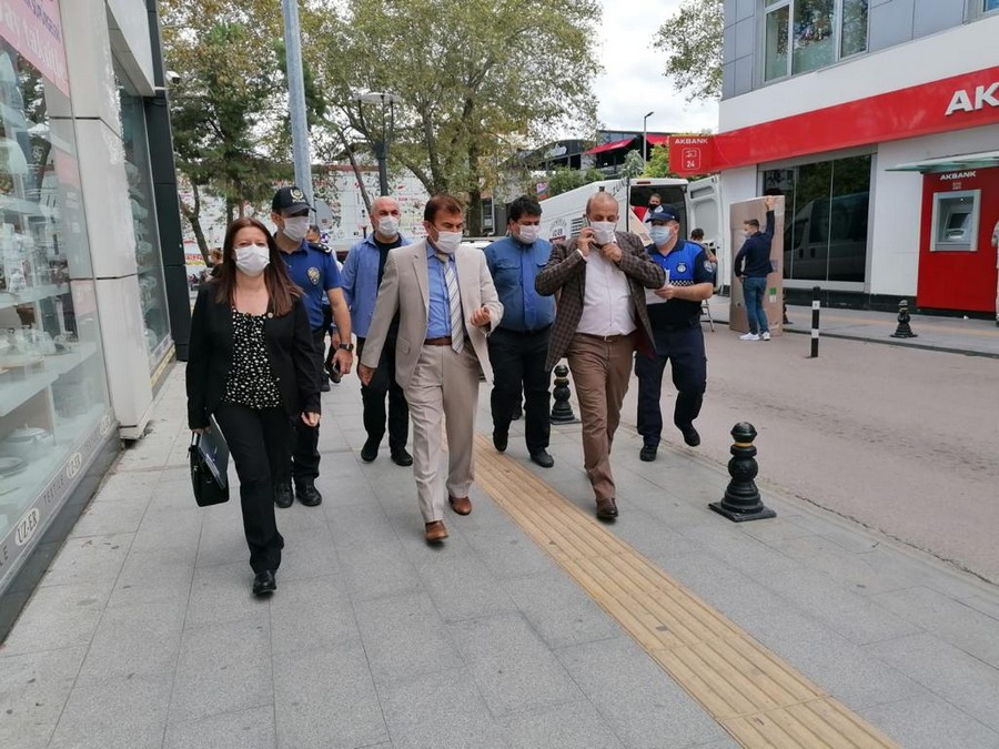Gölcük’te gerçekleştirilen Corona Denetimine VALİ YARDIMCISI ABDUL RAUF ULUSOY’DA KATILDI