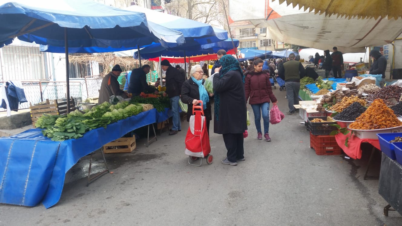 Cumartesi Pazarı’nda fiyatlar düşmeye başladı