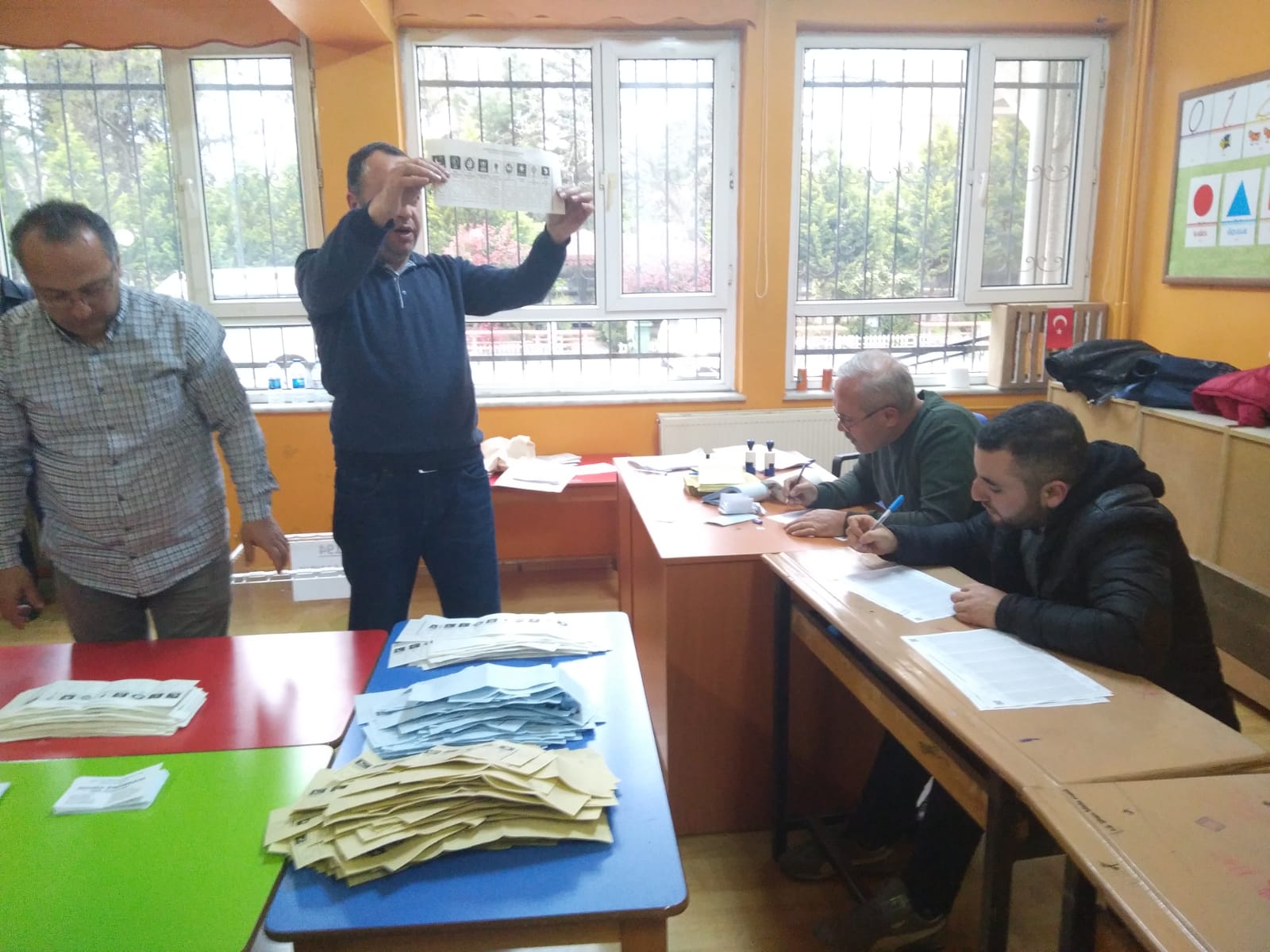 Oy sandıkları açılmaya devam ediyor