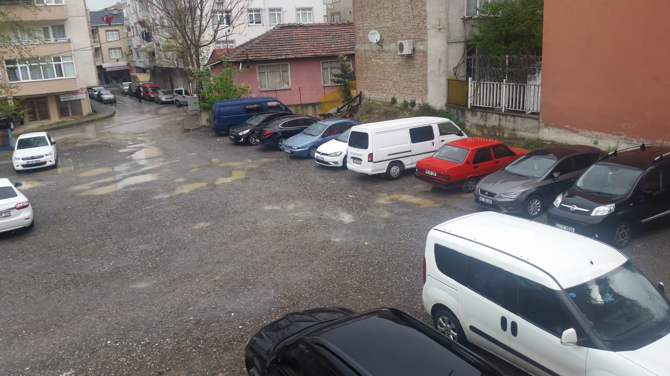 ARAÇLARLA DOLDU TAŞTI
