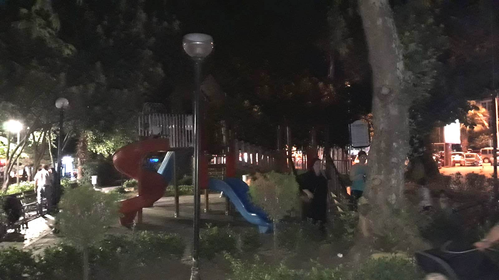 Çocuk parkında aydınlatma sıkıntısı dikkat çekiyor  AİLELER PARKA AYDINLATMA İSTİYOR