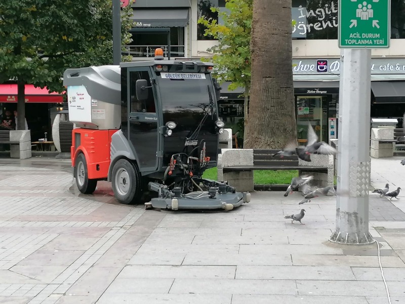 Belediye ekipleri ilçemizin dört bir yanında temizlik çalışması yürütüyor  VATANDAŞLAR MEMNUN