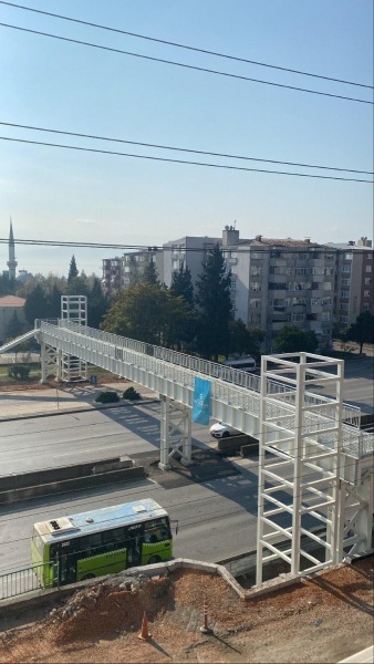 Kuruçeşme’deki yeni üst geçidin montajı gece mesaisiyle 10 saatte