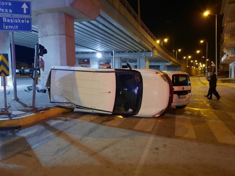 Kontrolünü kaybeden Kamyonet sürücüsü tıra çarptı