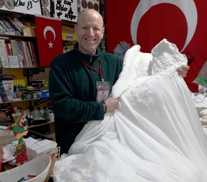 Osman Ay’dan evlenecek çiftlere 15 adet gelinlik, 50 bebeğe ayakkabı