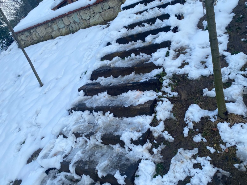 Kar yağdı Sultan Baba Parkı’nda bulunan merdivenler VATANDAŞLARA SIKINTI YAŞATTI